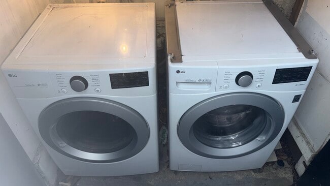 Building Photo - 6661 Lindenhurst Ave