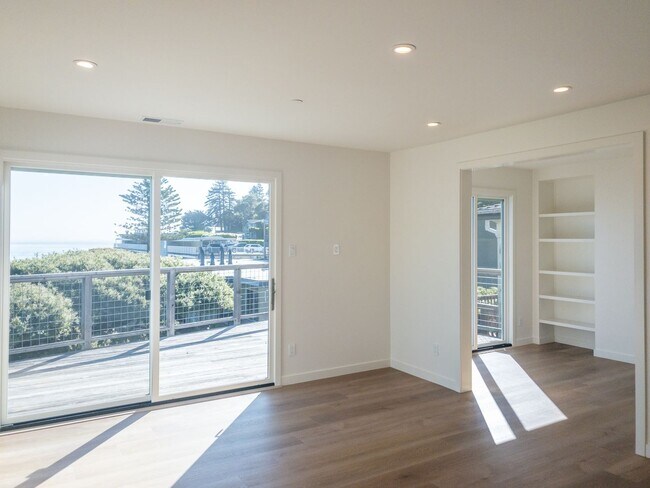 Foto del edificio - Stunning, Newly Remodeled, Top Floor Flat, Huge Private Deck,  Bay Views, Laundry! Parking! PROGR...