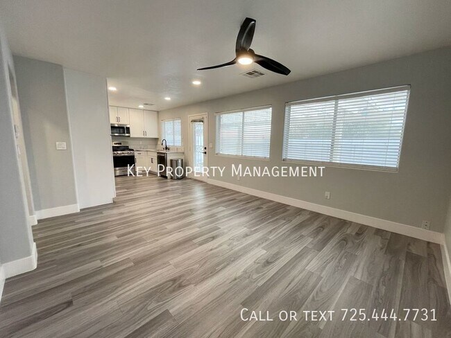Foto del edificio - 5 BEDROOM 2.5 BATH 2 STORY HOME W/ POOL SE...