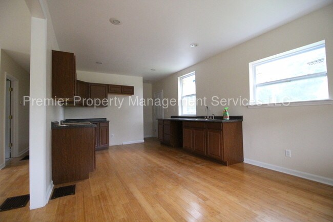 Building Photo - 2125 Gladstone Ave