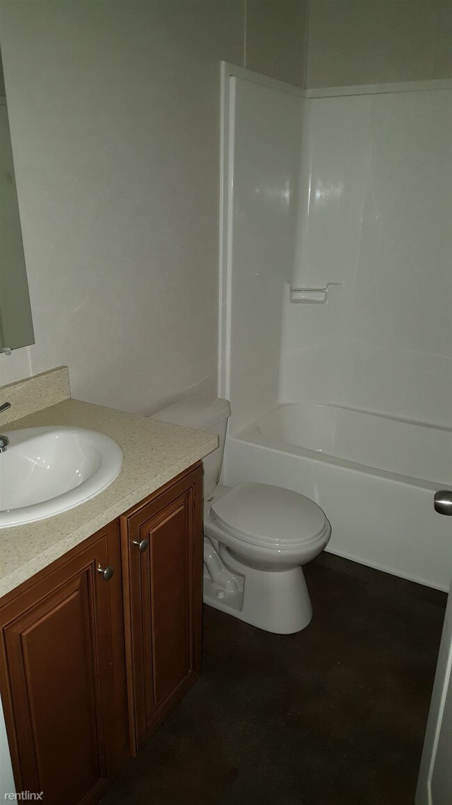 Building Photo - 124 Pinewood Est