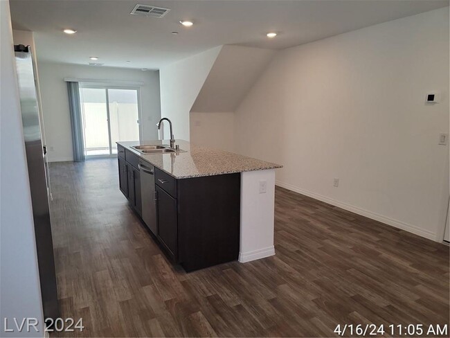 Building Photo - 3 BED, 2 BATH TOWNHOME ON THE SOUTH END OF...