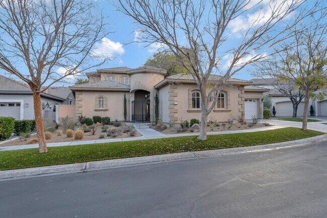 Foto del edificio - Queensridge Beauty - 5 bedroom on a 1/4+ acre lot