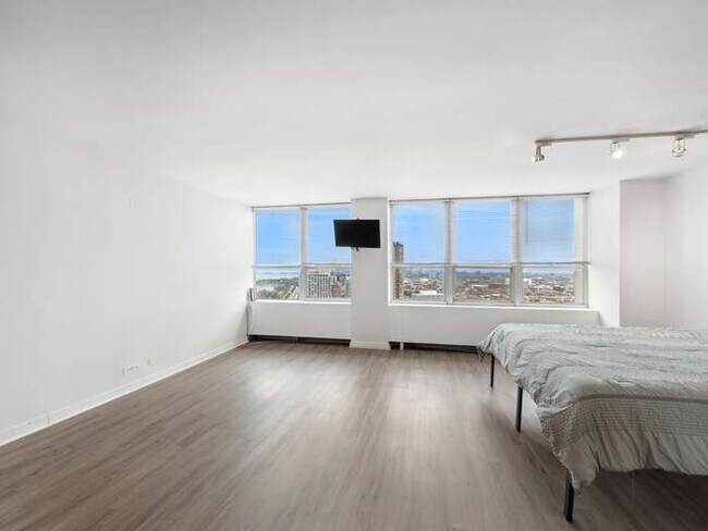 Foto del edificio - 655 W Irving Park Rd