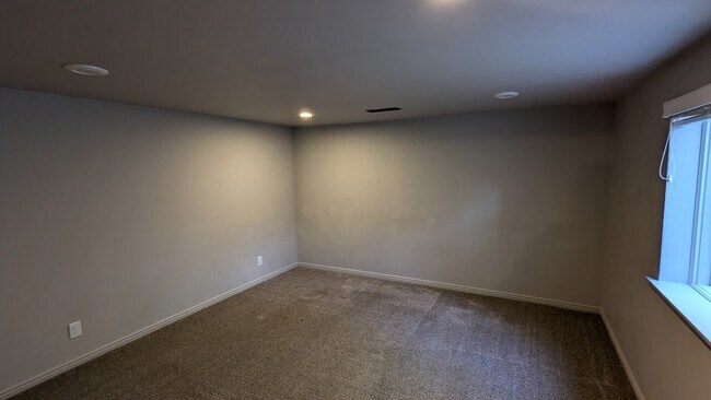 Building Photo - 710 W 600 S
