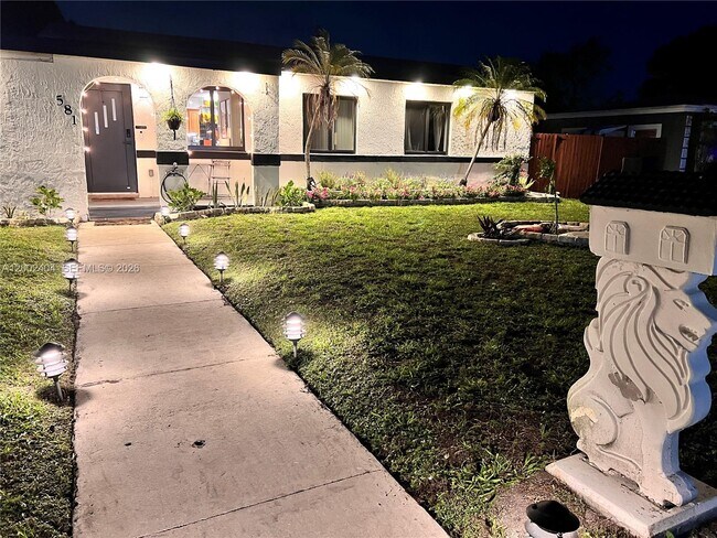 Foto del edificio - 581 NW 185th St