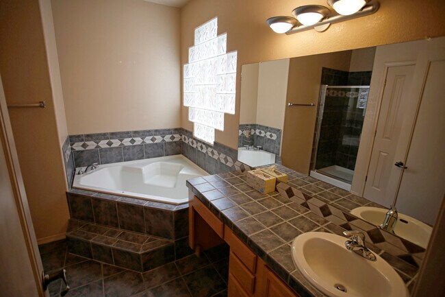 Foto del edificio - 6223 Goldfield Pl NE