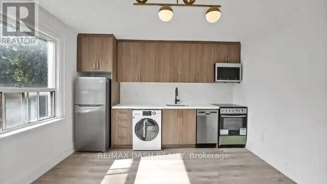 Photo du bâtiment - 917 St Clair Ave W