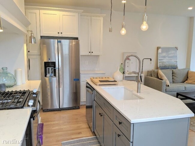 Building Photo - 3 br, 2.5 bath Townhome - 135 Almy St
