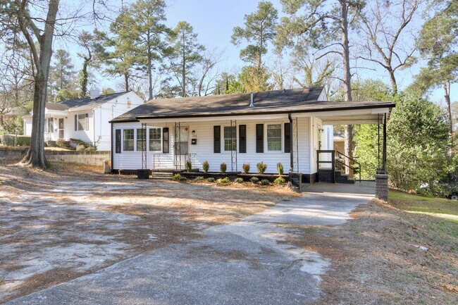 Foto del edificio - Completely Remodeled, Three Bedroom, One Bath