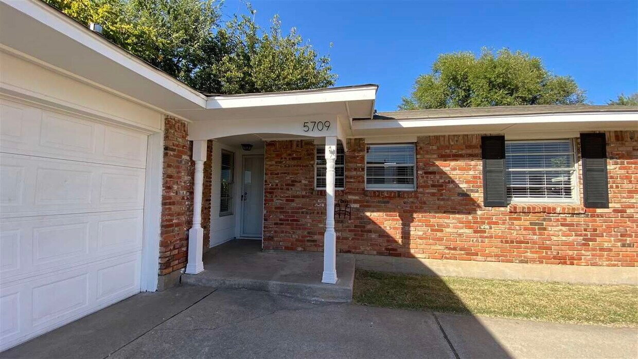 Foto del edificio - 5709 Briarwood Dr NW