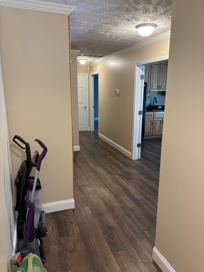 Building Photo - 303 Foxridge Dr