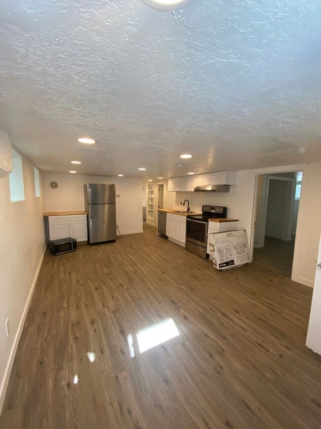 Building Photo - Amazingly Located Basement Apartment