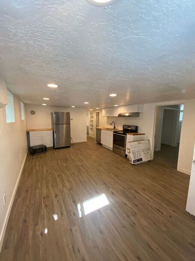 Foto del edificio - Amazingly Located Basement Apartment