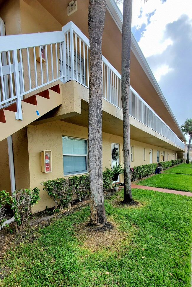 Building Photo - 919 Twin Lakes Dr