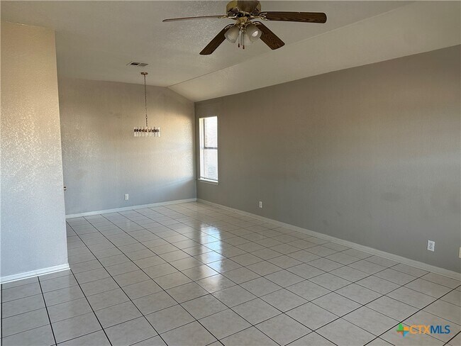 Foto del edificio - 5204 Daybreak Dr