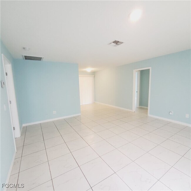 Foto del edificio - 2435 Lola Ave