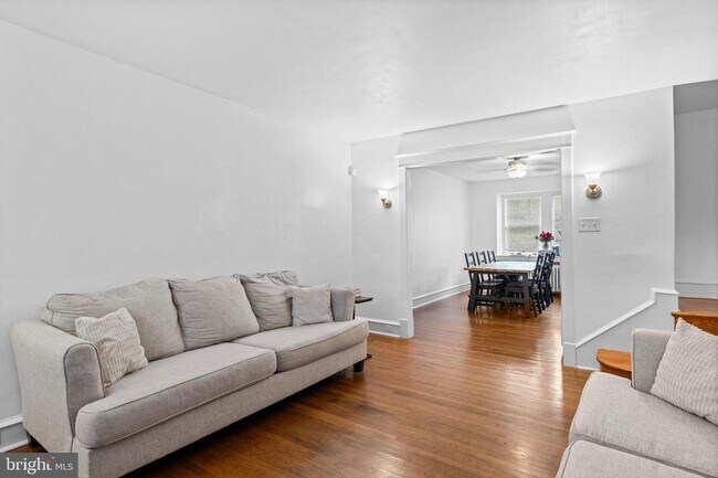 Foto del edificio - Welcome to this sunny and updated 4-bedroom, 2-bath row home in the heart of Mt. Airy! W/D! Large...