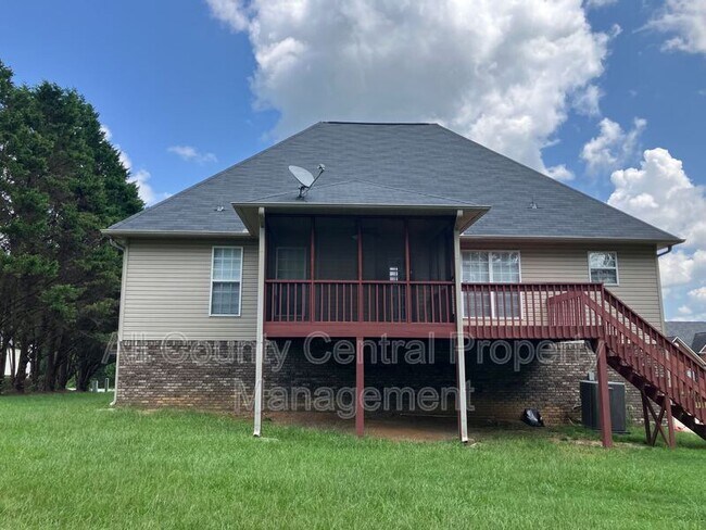Building Photo - 710 Small Lake Dr