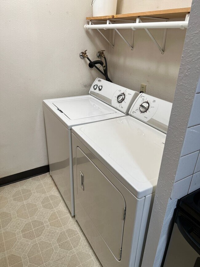 Foto del edificio - Century 21 Gold Rush- 3 bedroom, 1 bathroo...