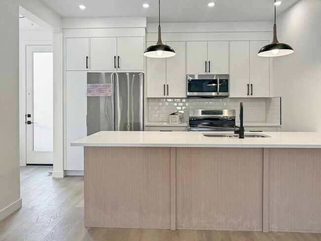 Photo du bâtiment - 8304-8347 47 Ave NW