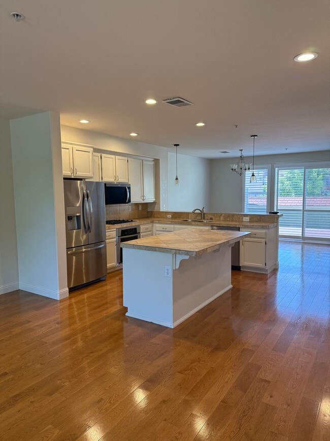 Building Photo - Well maintained 3 bedroom, 2.5 bath condo close to Windsor Town Green
