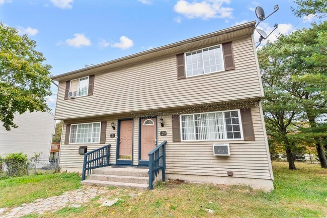 Building Photo - 123 Sumac St