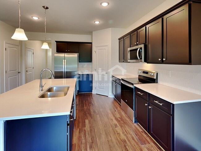 Building Photo - 310 Willow Ln