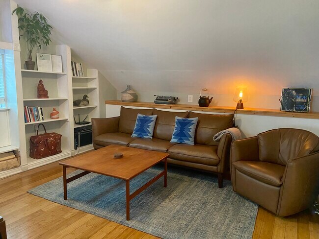 Sala de estar con muchas estanterías - 1610 22nd St