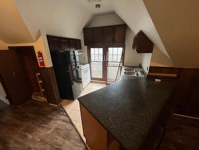 Foto del edificio - Upper 1 Bedroom Apartment