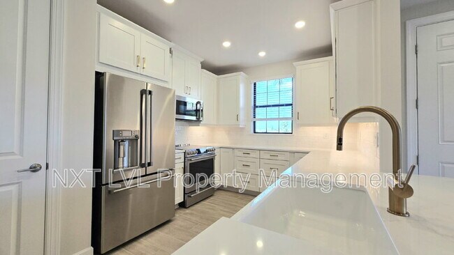 Foto del edificio - 15319 Lucerna St