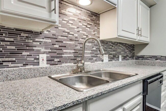 Foto del edificio - 7913 N Harwood Rd