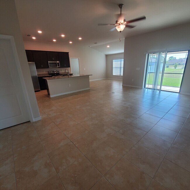 Foto del edificio - Spacious 4 Bedroom 2.5 Bath 2 Car Garage Home