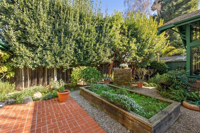 Foto del edificio - 1325 Cowper St