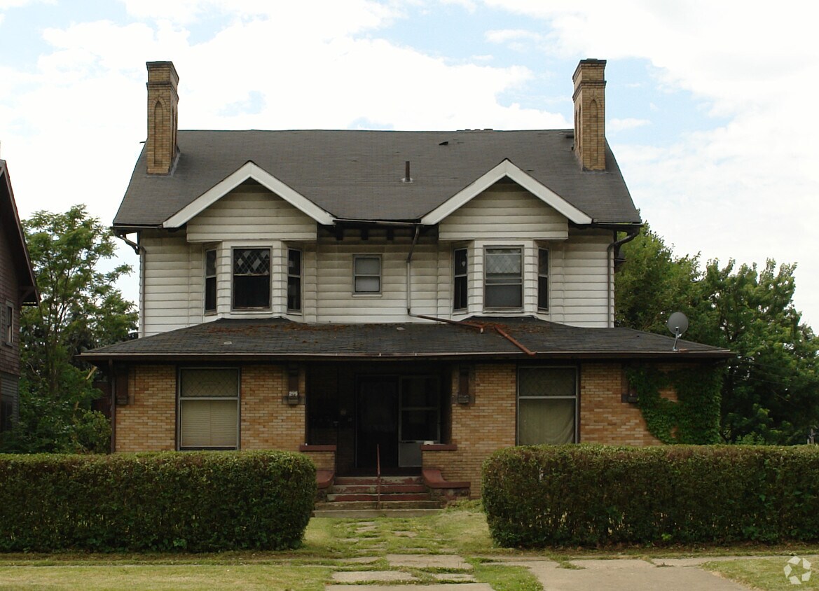 Building Photo - 843 5th Ave