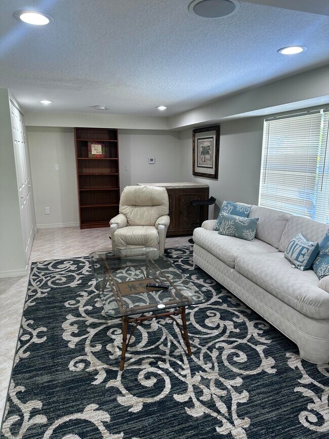 Foto del edificio - 7141 High Ridge Rd
