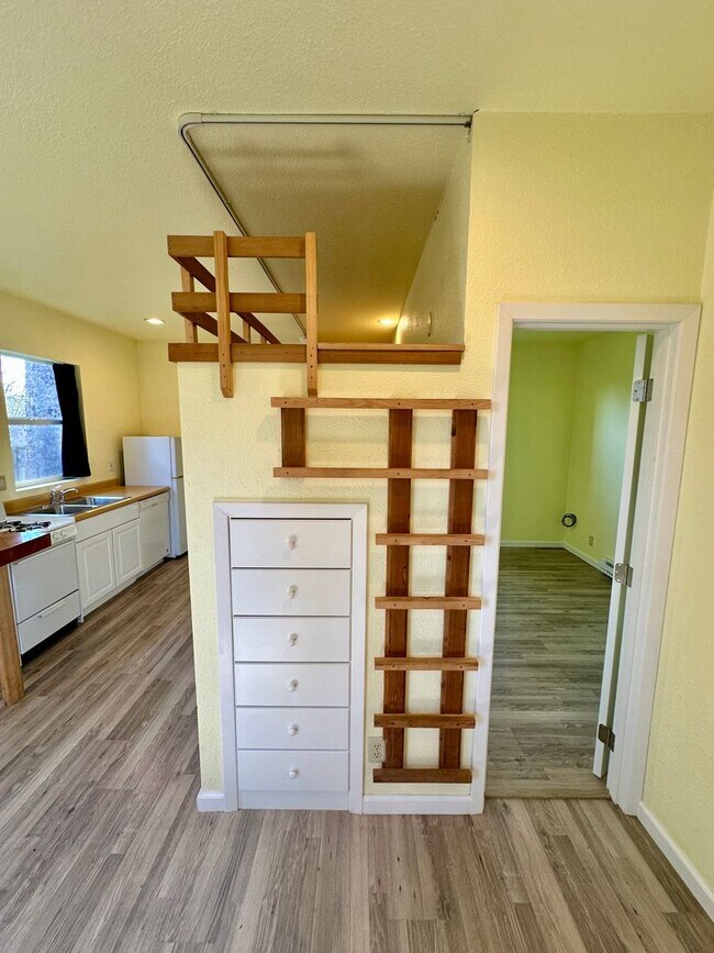 Building Photo - Bright & Sweet 1 Bedroom + Bonus Loft Home in McKinleyville