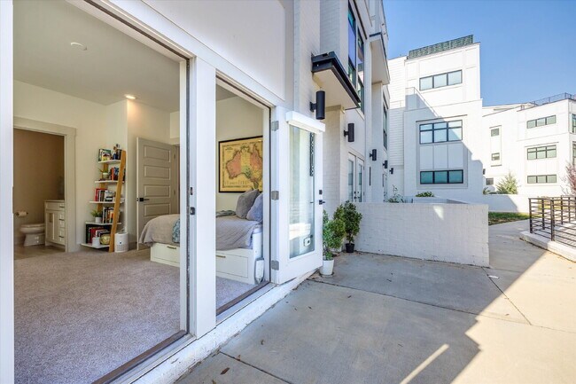Building Photo - Luxury Living with amazing views!
