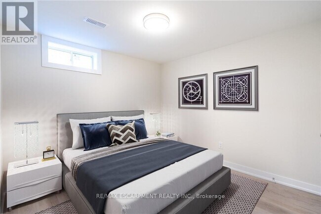 Building Photo - 749 Upper Ottawa St