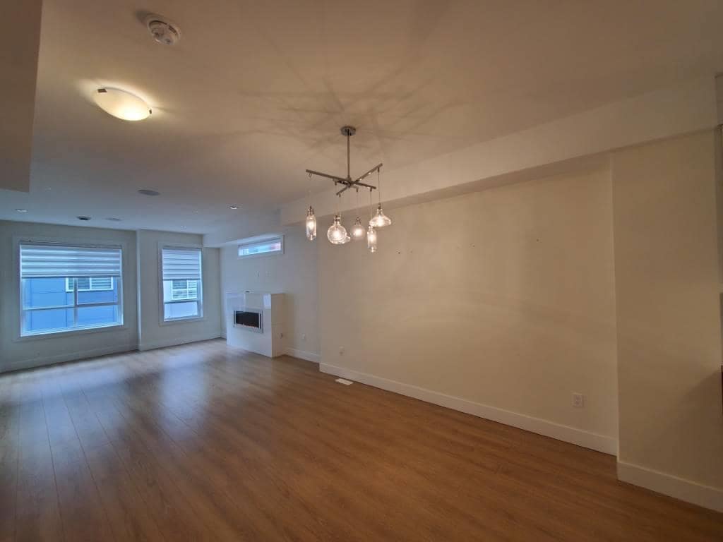 Building Photo - 1670 160 St