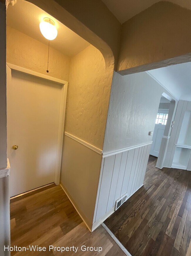 Building Photo - 3 br, 1.5 bath House - 19250 Pasnow Avenue