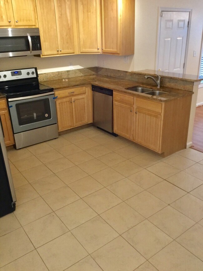 Building Photo - **AVAIL Now!  4 bed HOUSE- Granite/Stainle...