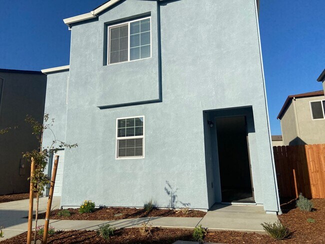 Building Photo - Gorgous 3 Bedroom 2.5 Bath Home in Gated Winding Meadow Village