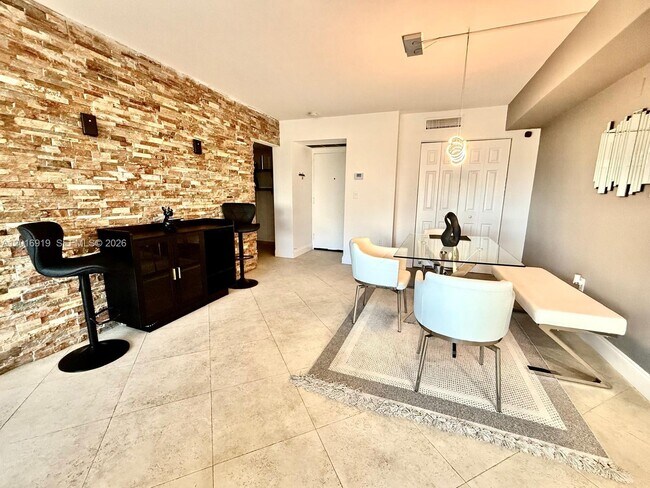 Foto del edificio - 3701 N Country Club Dr