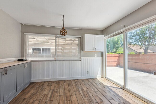 Building Photo - Spacious 3 Bed 2 Bath Townhome in Villa Po...