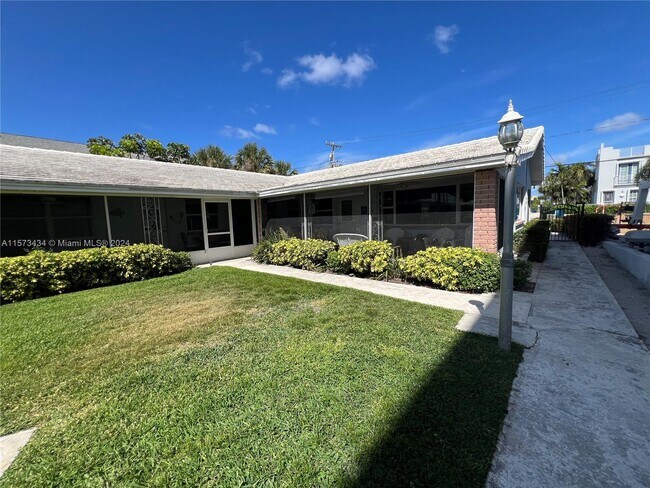 Building Photo - 2401 Lake Dr