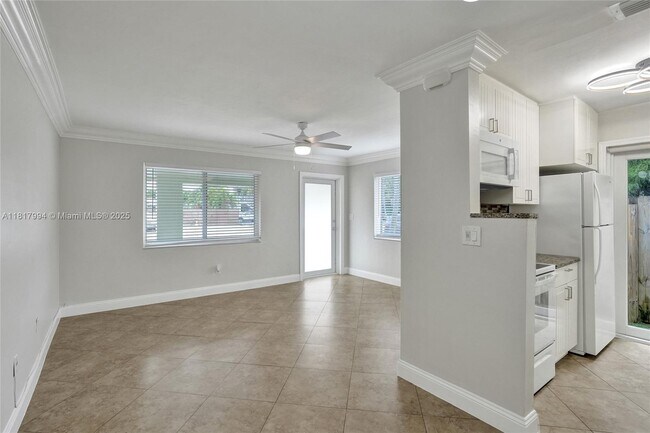 Building Photo - 917 NE 17th Ct