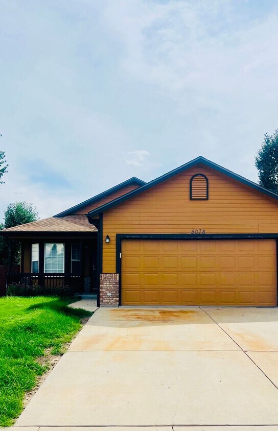 Foto principal - 4 bedroom 2 bath close to Fort Carson