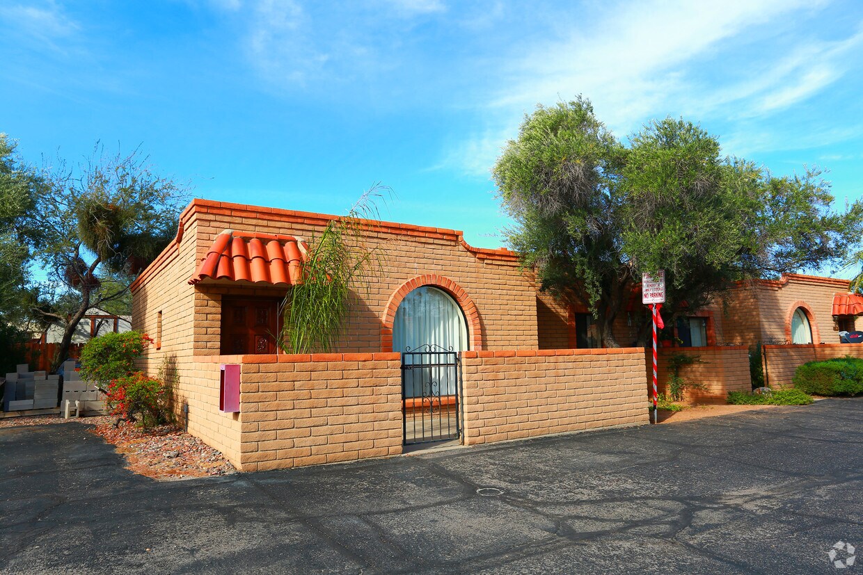 Primary Photo - Villa Feliz