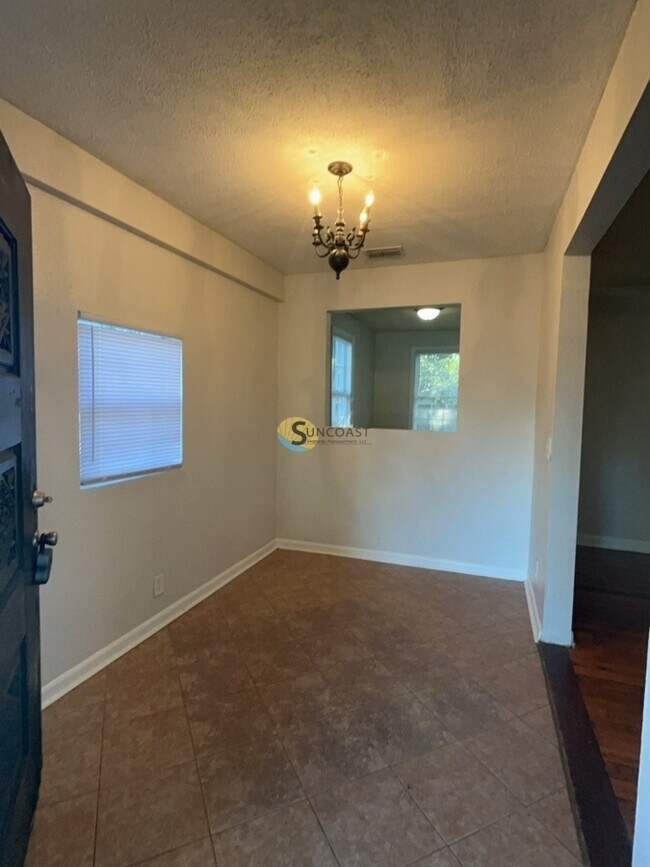 Building Photo - A Charming 2 Bedroom!